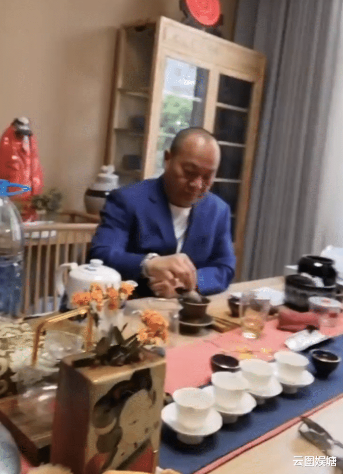 #程东#一众老戏骨聚会，“大B哥”淡定喝茶，“大军”满头白发略显老