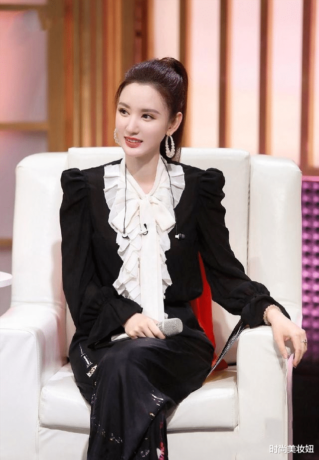 衬衫：张萌美得认不出了，穿黑白衬衫配半身裙录节目，高马尾太减龄