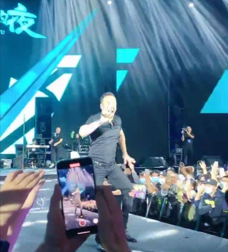 杨坤|杨坤演唱会门票近1000元，没唱几首歌就开始卖货，引发网友吐槽