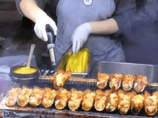 #虾尾#大姐街头卖“红火”小吃，10元一只，从不缺顾客，半天能卖800只