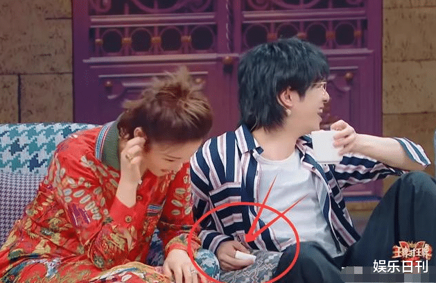 「华晨宇」王牌又穿帮了，沈腾不穿袜子没啥，当看到华晨宇的手，让人怀疑人生