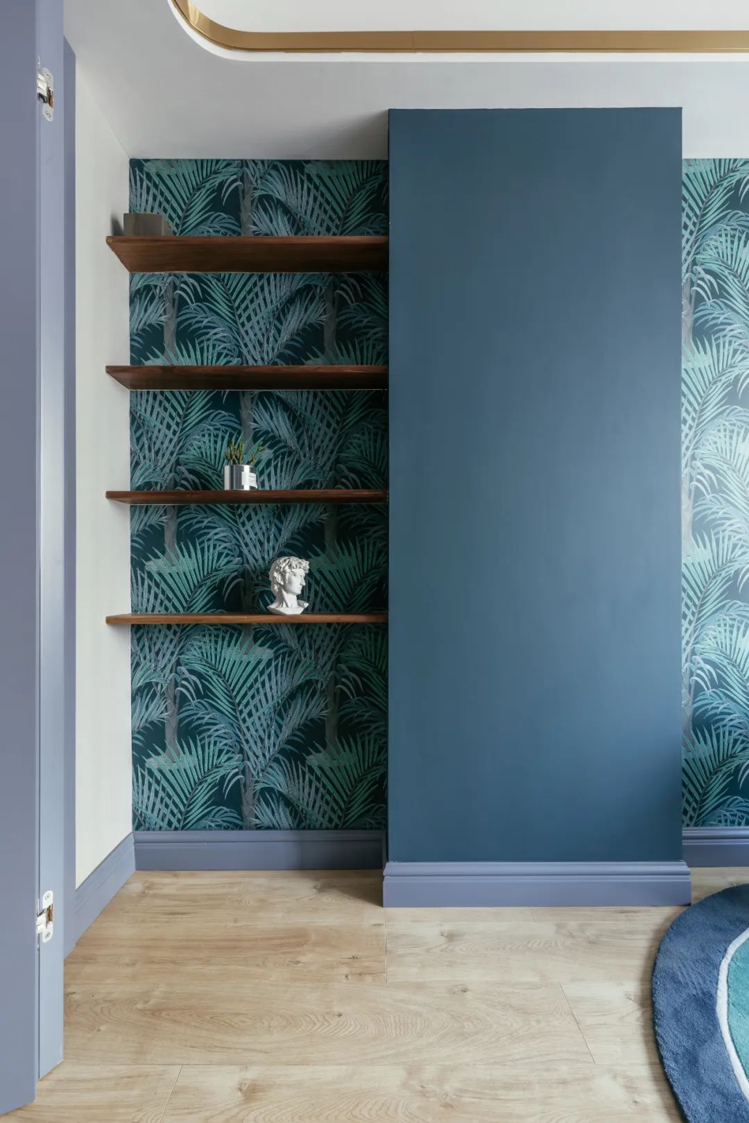 []132㎡美式轻奢，墙面蓝色造型，吊顶金属线框，营造出安静华丽