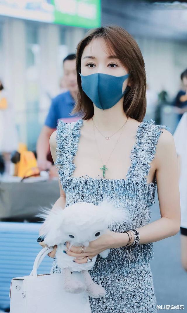 『王子文』王子文: 我又把剪新短发了，穿流苏裙入夏，这鞋子好看吗？