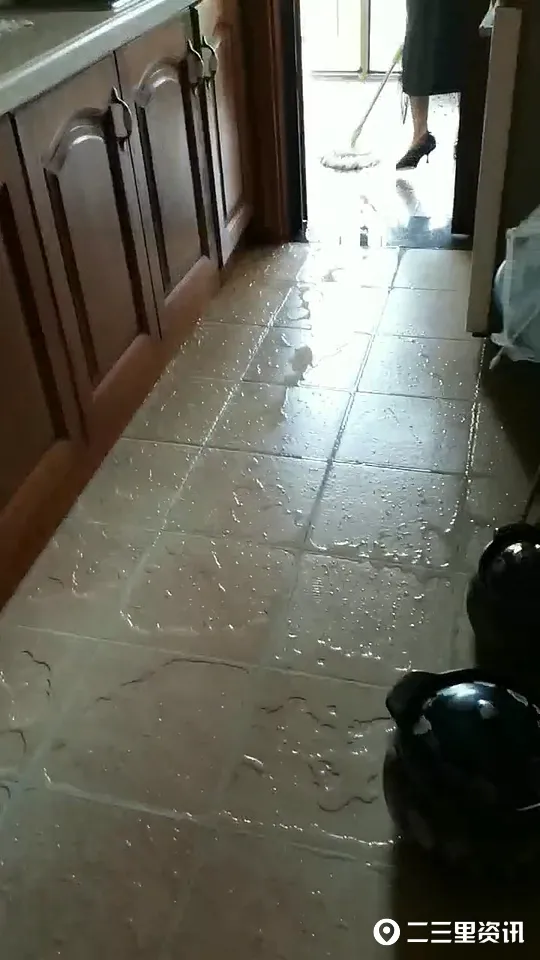 |汉中一女子百万买的精装房到处漏水,被曝光!