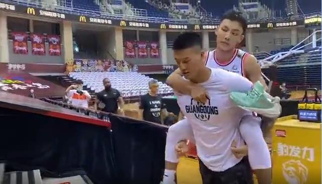 徐杰|徐杰受伤成团宠！万圣伟的公主抱，曾繁日的大哥背，严师杜锋围观