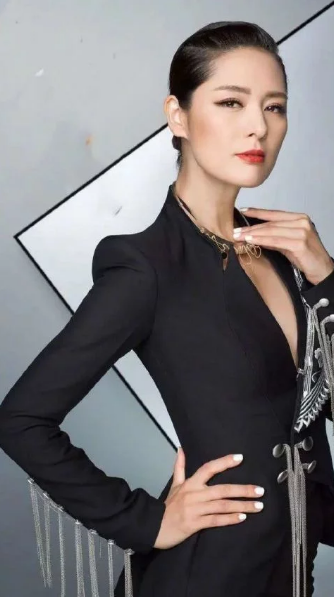 『马艳丽』她曾是“中国第一美女”， 现在44岁单身， 以种地为生， 身家过10亿