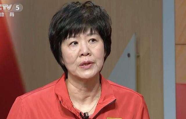 『发型』郎平换发型收起锋芒,短发烫微卷减龄又温柔,在老公怀中变小女人