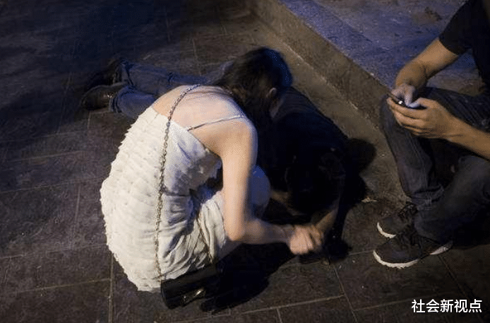 社会新视点 43岁女子抛下家庭与孩子，与21岁小伙网恋，事后还倒贴6000元！