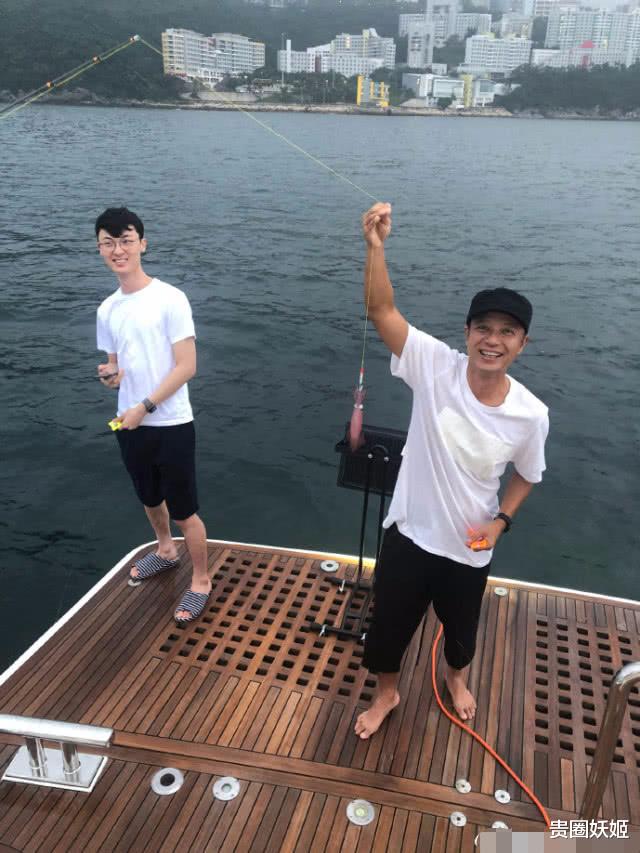 「谭咏麟」谭咏麟和朋友们出海钓鱼做晚餐，53岁李克勤也在，昔日男神老了