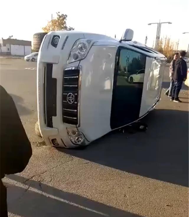 #宝马X3#5万比亚迪F3撞翻丰田霸道，看到两车车损那一刻，才知国产车质量