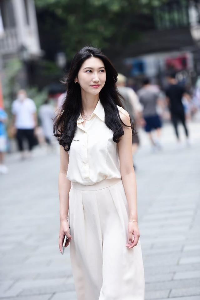 衬衫|白色无袖衬衫配阔腿裤，干净凉爽，飘逸感十足
