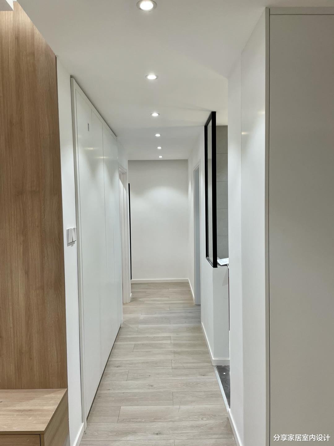 |她家极简的装修，全屋铺木地板，打扫干净还没布置家具就很漂亮！