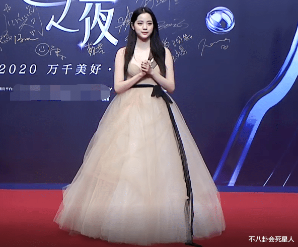 关晓彤|星动红毯比美：赵露思单薄性感，欧阳娜娜胖出赘肉，关晓彤逆袭