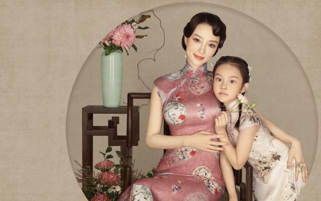 李小璐|李小璐带女儿游故宫，甜馨轻松翻跟头，被妈妈背在背上互动温馨