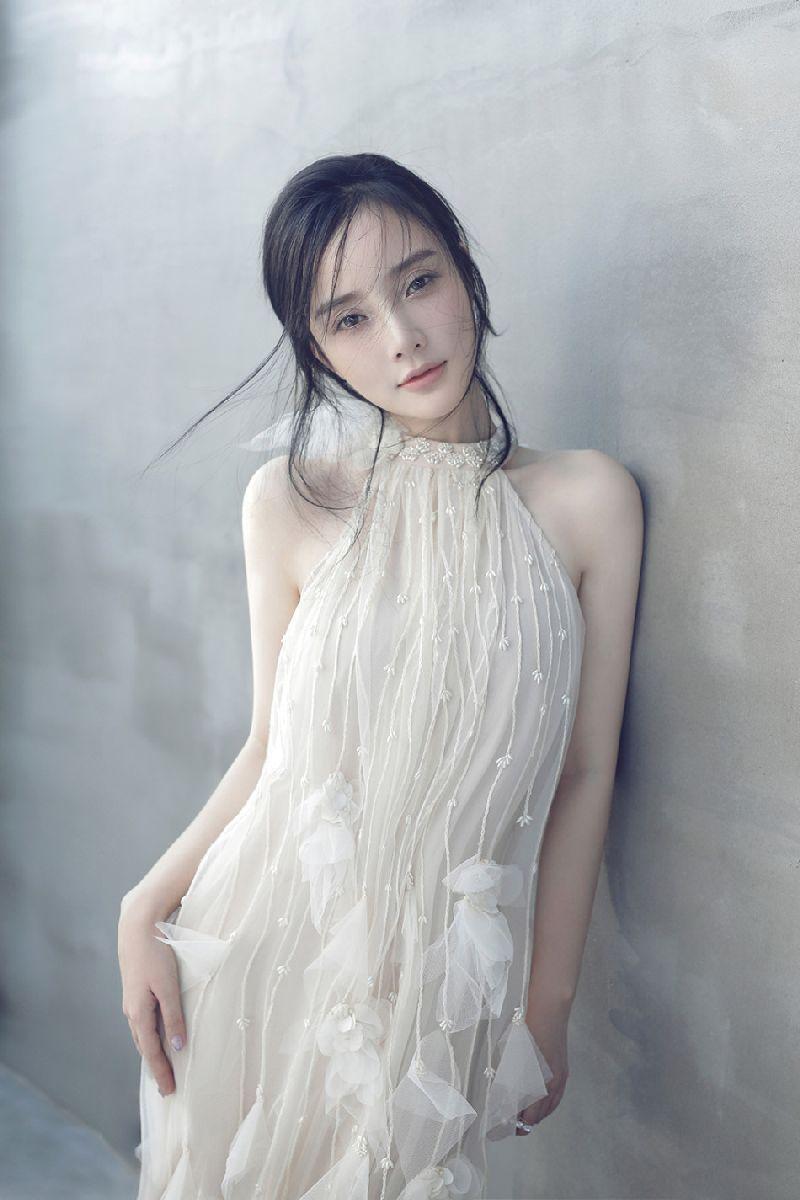 李小璐|李小璐“本色出演”的一部剧，动作撩人堪称经典，范伟老师辛苦了