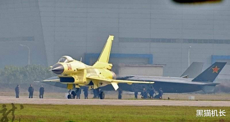 |成飞新飞机申请专利，飞翼布局好像轰20，还是离不开鸭翼？