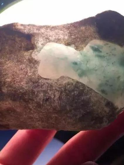 【翡翠】8000淘的莫西沙翡翠原石，转手卖了3万别说我暴力