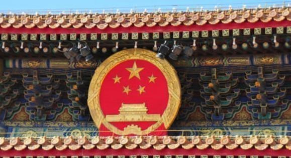 |天安门国徽上的秘密,八个人的名字被刻字后面,他们是谁?