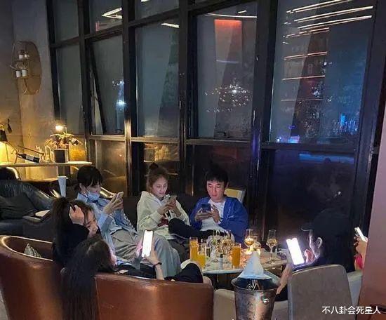 『王思聪』王思聪同时约会6女子，把脚放新欢身上，7人各自玩手机场面尴尬