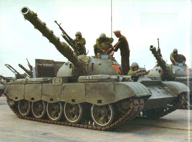 莫斯科▲俄军阅兵出丑！坦克开过莫斯科街道一片狼藉，都是履带不挂胶惹得祸