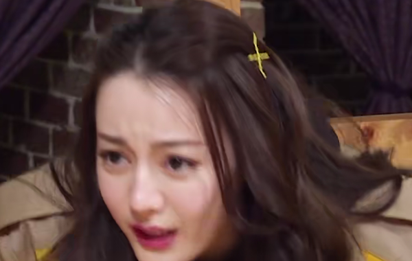 [迪丽热巴]热巴没有认出赵薇时，字幕组打出13个字解释，堪称完美救场