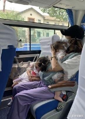 赌王|被赌王三房儿子抛弃,齐娇母女3人“落难”,挤大巴哭诉:我太难了