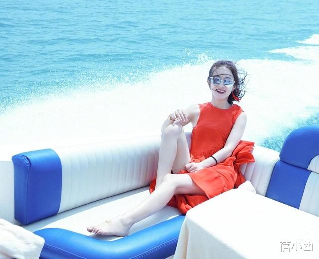 “趙麗穎”坐遊艇去度假，穿紅色連衣裙配帽子，當媽後氣質更驚艷-圖2
