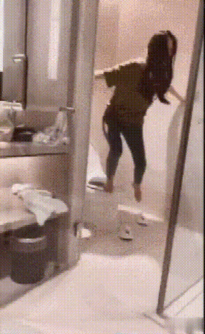 「」“从水里捞起来的，请问一下这是什么啊？”哈哈哈哈哈...