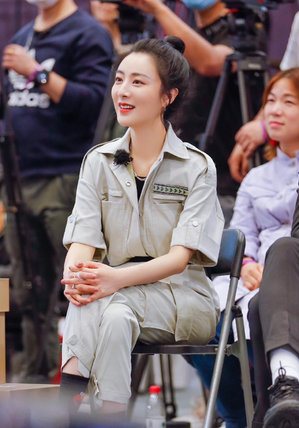 薇娅老公被嘲讽"有钱老男人"薇娅回击:没我有钱!注意戚薇表情