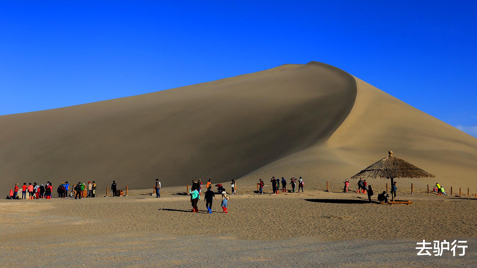 月牙泉|爆红的敦煌月牙泉，国庆前就已漫山遍野是游客，但未来还可以更好