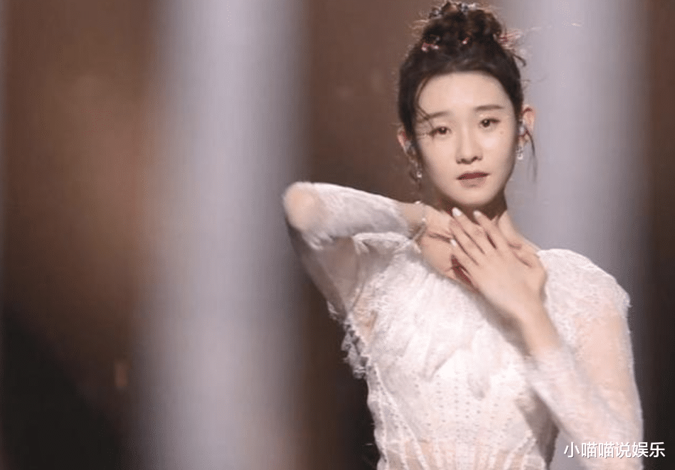 张艺凡■张艺凡《创造营》总决赛被扛下舞台,受伤严重导致团舞取消,姐妹纷纷来安慰她