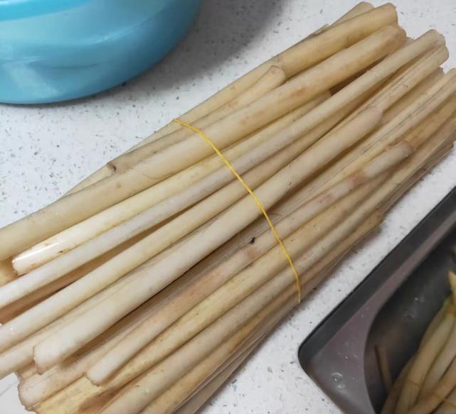 『青椒』碰到这菜买一捆，8块钱一斤，补血淡色斑，皱纹不见了，皮肤红润