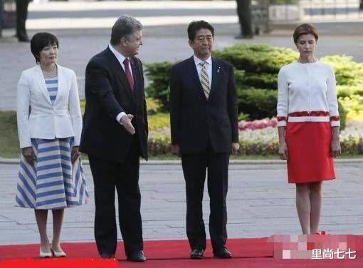 『安倍晋三』安倍尴尬不？把自己老婆撇一边非挨人家媳妇站，被总统强行推一边