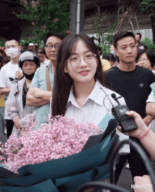 小姐姐|还在上高二！考场送花女孩火了，大量网红公司开价签约被拒！