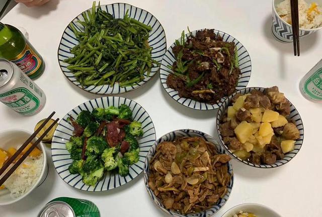 没有客厅只有床：当代年轻人过的是什么日子？