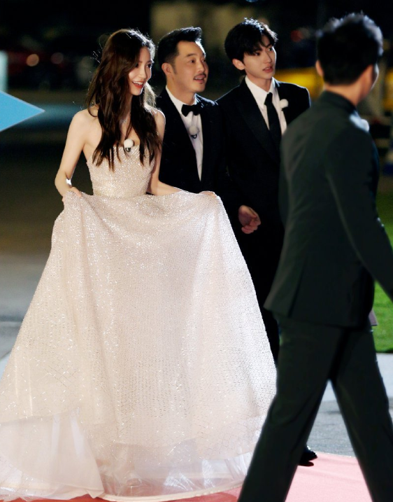 [蔡徐坤]baby上台获蔡徐坤搀扶，提起裙摆看到鞋面，才知她鞋跟有多高