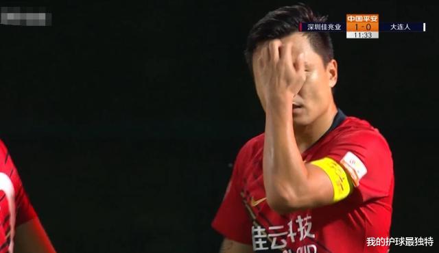 科曼|大连人门将低级失误！郜林笑纳大礼：深足全队狂欢 主帅表情亮了