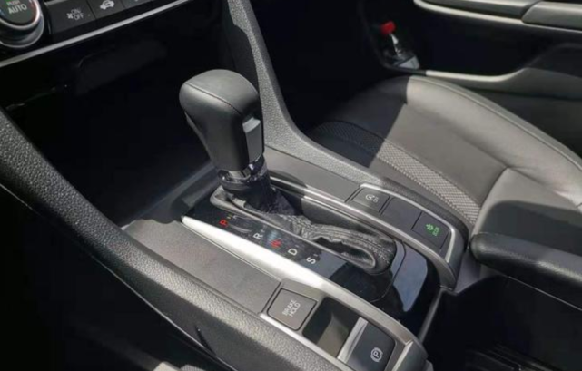 「本田思域」10万多的“轿跑王”,本田思域到底有何魅力?当初媳妇非要买它