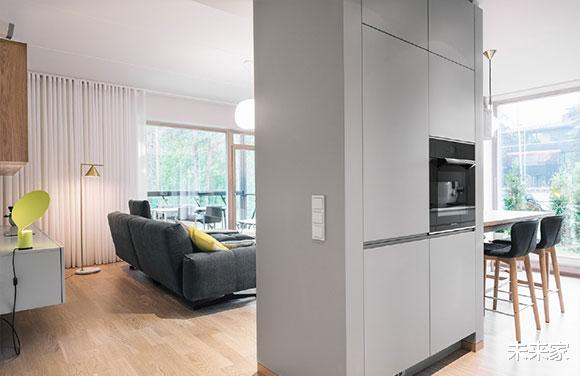 []她家客厅沙发不靠墙，阳台能当餐厅用，设计简洁温馨却特别实用