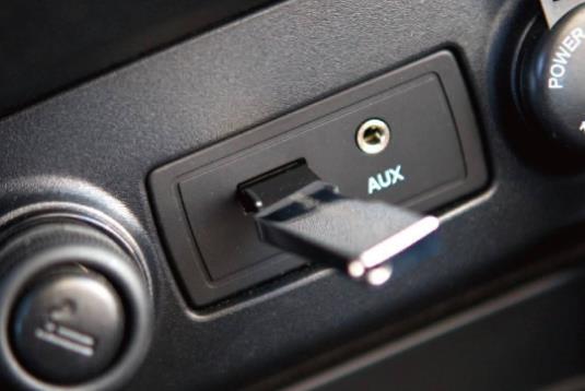 |所有汽车都藏有一个AUX孔，7成老车主天天用，9成新手却闲置，真浪费