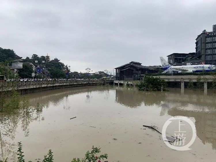 重庆晚报|直击两江洪水:朝天门门洞、渝尔代夫、洪崖洞车库被淹...