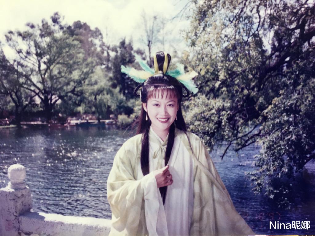 连衣裙▲51岁梁小冰商场真放得开，穿连衣裙同建宁公主跳舞，粉帽马尾辫好软萌