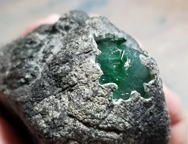 「翡翠」翡翠原矿：松花有什么特点？松花应该怎么看？