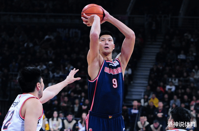 易建联▲正所谓兵不厌诈!阿联未前往青岛,或并非受伤那么简单!