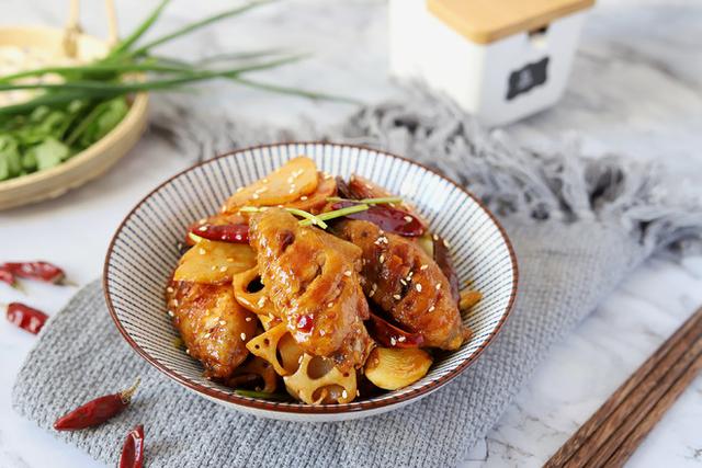 [鸡翅]鸡身上最脏的部位，里面含大量重金属，白送都不要，很多人不知道