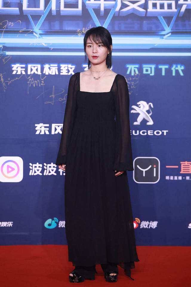 周笔畅|周笔畅的裙装造型太妖娆了，露着后背真抢镜，栓根绳子真有个性