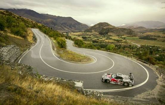 湖南旅游|英国美女到湖南旅游，开上公路不到半小时就崩溃了：这能叫公路？