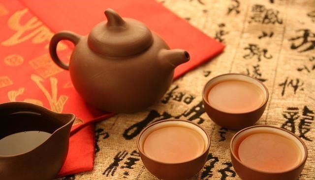尿酸|尿酸超出“安全线”，除了烟酒，3种食物趁早撤下饭桌，别不听劝