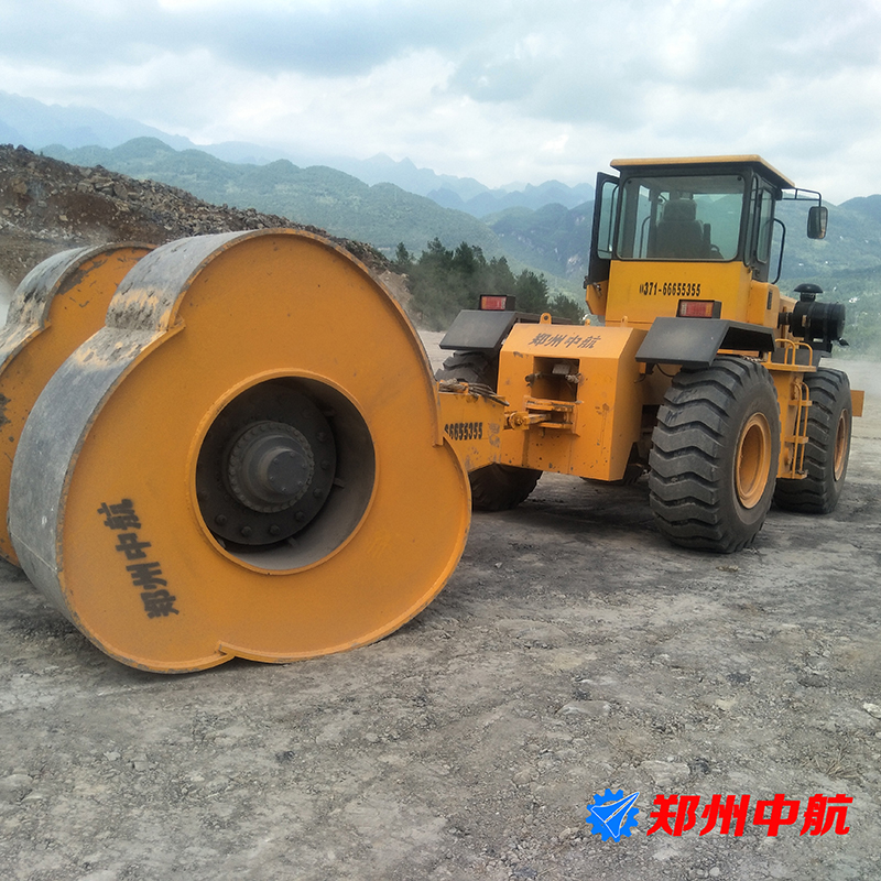 冲击压路机NO1 冲击碾压路机是什么？冲击碾压设备迎来发展期