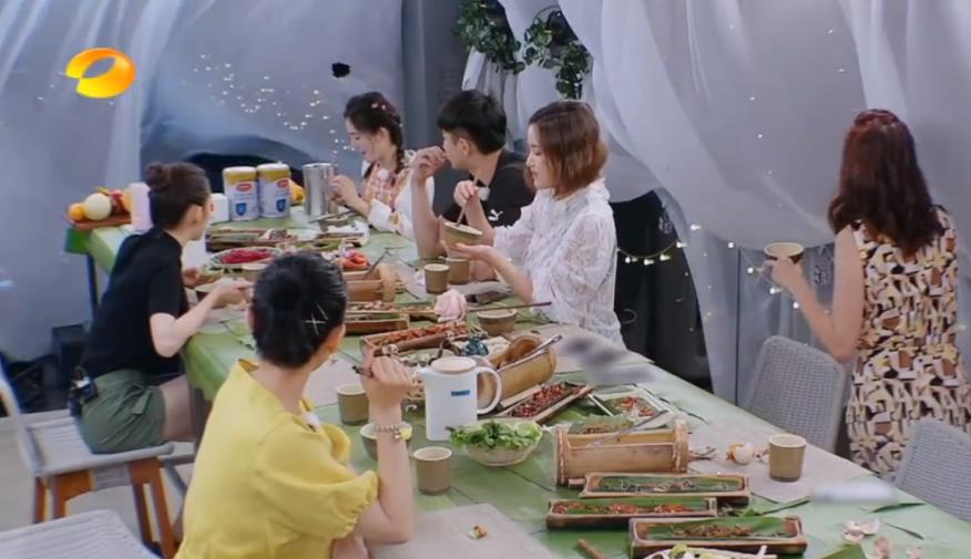 何炅■谢娜在西双版纳主动联系何炅,谁知被何炅拒绝,理由让人无法反驳